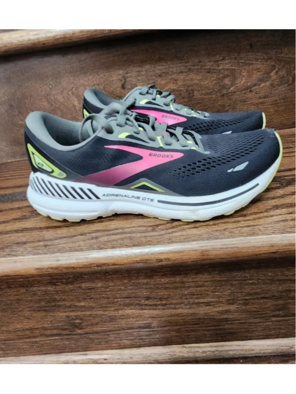 Brooks Adrenaline GTS 23 Sneakers size 8